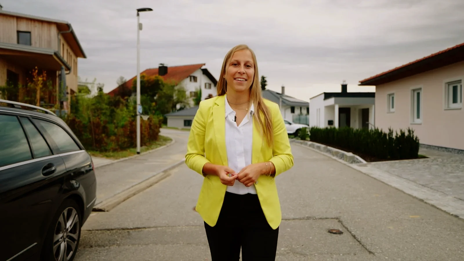 Standbild aus Lenas Imagefilm: Lena steht in einer Wohnstraße